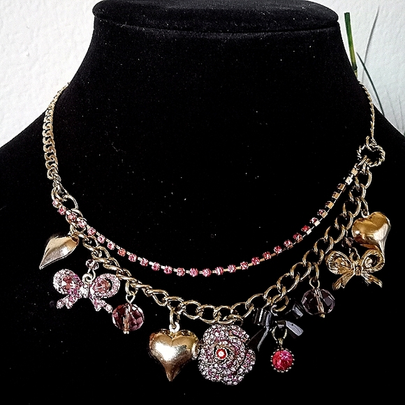 Vintage BETSEY JOHNSON Iconic Collection Pink Rose and Bows Charm Necklace. - Picture 1 of 10